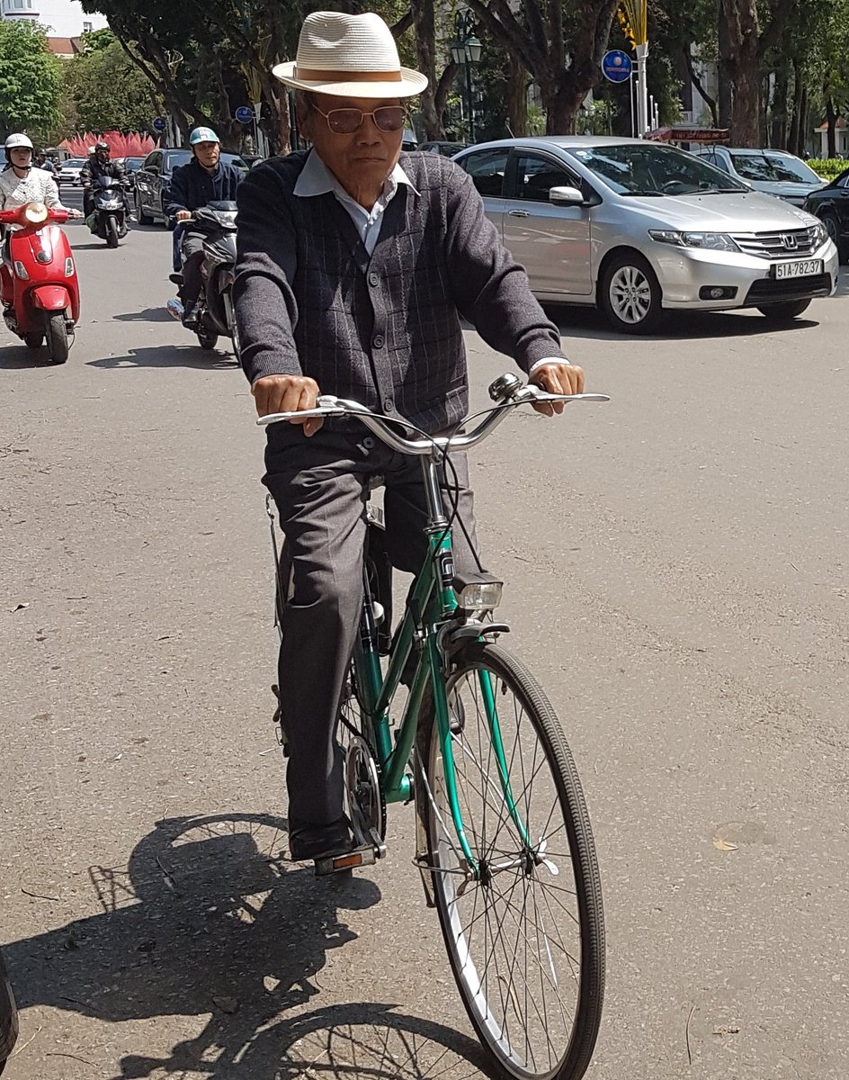 jchribuisson's tweet image. Si, si, il reste des cyclistes à Hanoï.