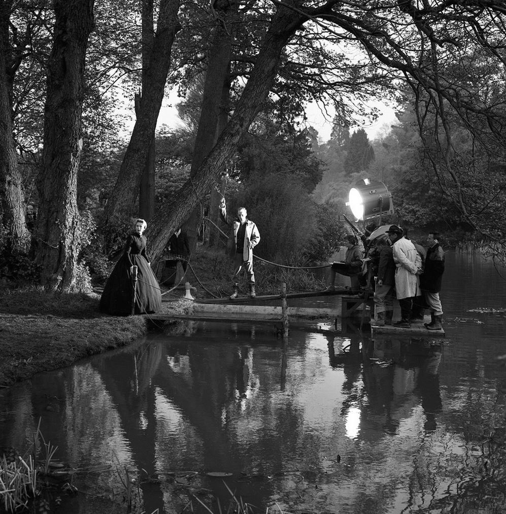 FilmBayona's tweet photo. Increíble foto de rodaje de Suspense (The Innocents), de Jack Clayton, una de las mejores películas de fantasmas hecha nunca, sino la mejor. https://t.co/ZD4N1BmleY