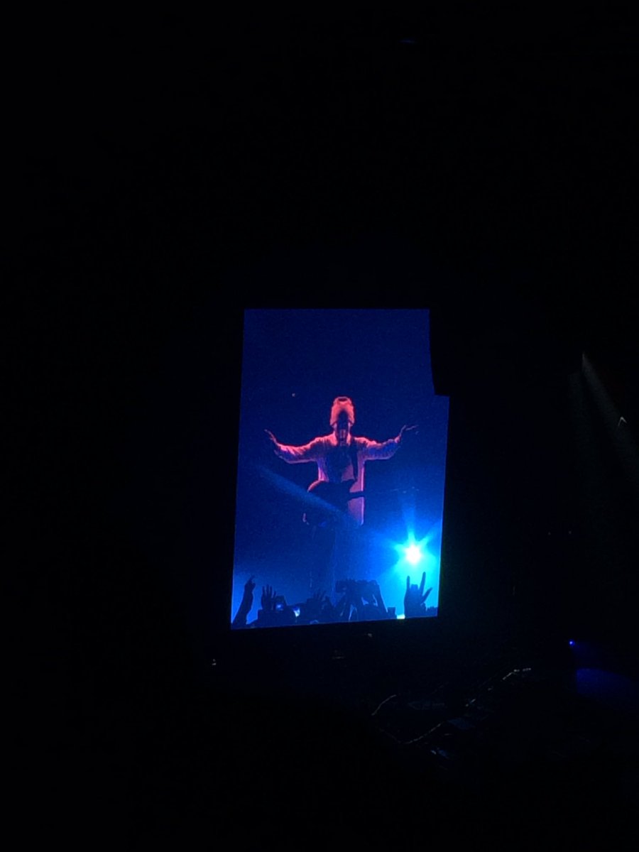 isobelmay08's tweet photo. "Jack I'm flying" @twentyonepilots #ERS #ERSauckland #aucklandroadshow https://t.co/WWCIowvG5g