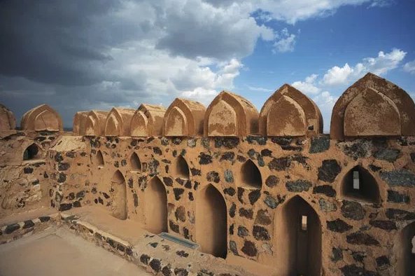 ytabloid's tweet photo. #PhotooftheDay: "Silver Linings", taken by Team Y from the ancient ramparts of #Jabreen Castle, near #Bahla, #Oman #becreative https://t.co/fDDnCRRJKi