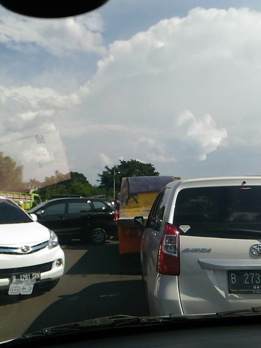 entihandayani's tweet photo. @NTMCLantasPolri macet parah depan south city pondok cabe. 30 menit ga bergerak. https://t.co/UZzLMXhwNh