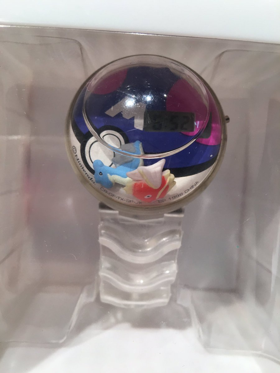 なんとポケスペの日下先生が 貴重なポケモンコレクションのなかから 懐かしい 水ポケモン の水がはいった時計 そしてゲームボーイのかたちの のぞくと初代のあの頃ならではな作画のポケモンがみえるおもちゃ いただきました なつかしい黄色いやつ持ってた