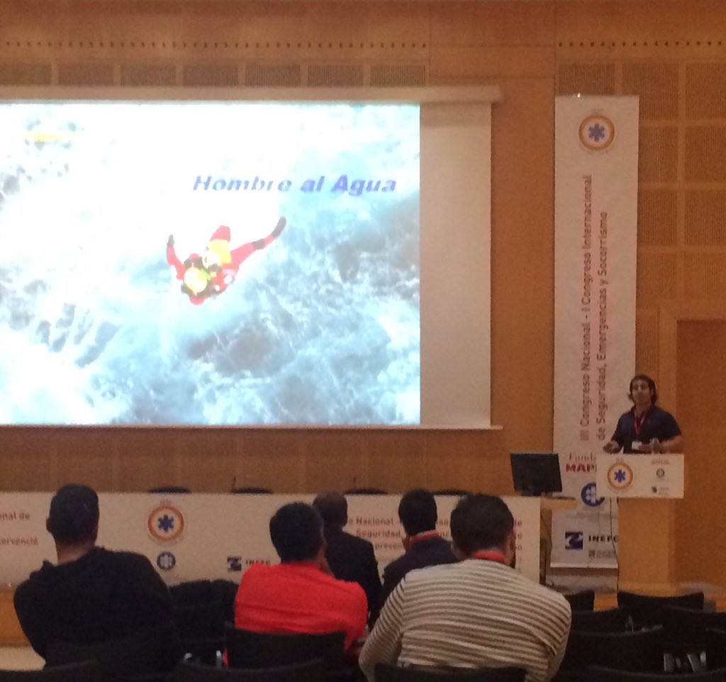 nomasahogados's tweet photo. Pablo Vazquez nos explica como  intervenir en un rescate en colaboraración con el Nadador de Rescate 🏊🏽🚁 #SESC2017 https://t.co/tbPQBBJ6x9