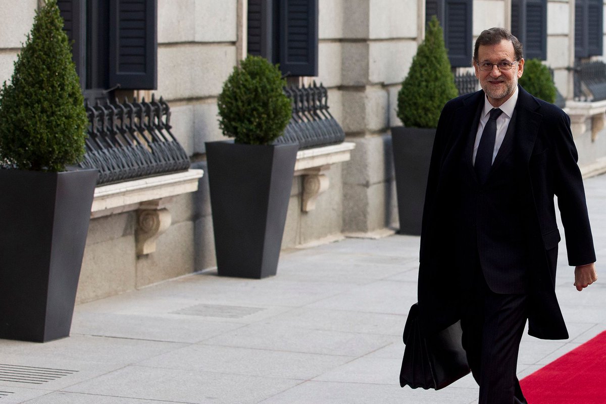elmundotoday's tweet photo. Rajoy lleva un año eludiendo con éxito hablar del Brexit porque no sabe pronunciarlo https://t.co/JLzHfjQaOL https://t.co/dRKKCvNDS0
