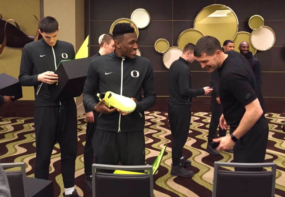 BleacherReport's tweet photo. The Ducks got a surprise visit from the Mamba himself, and he blessed them with some heat 🔥 https://t.co/V8yWk4iqR6 https://t.co/6M3mLpMolK
