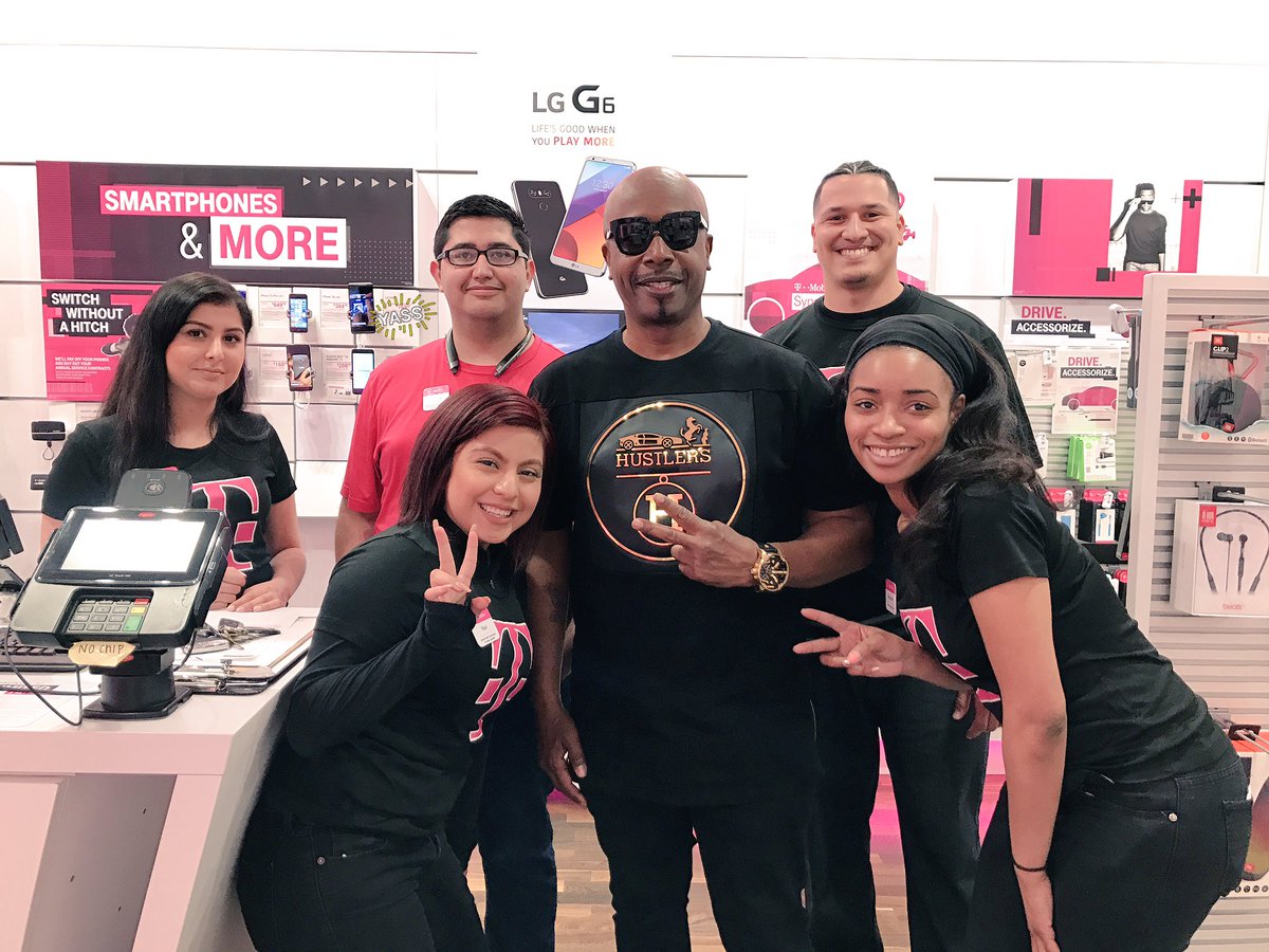 SHANISE_M1's tweet photo. @MCHammer stopped by to show the West Valley crew some love! He's still awesome! 😝😎#CantTouchThis #TMobile #M1Sac https://t.co/sDsRxghdPD