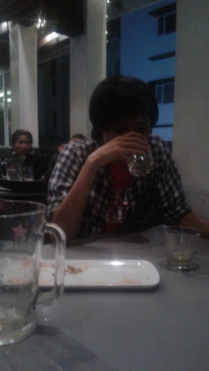 devipanjang's tweet photo. Minum sendirian trkadang lebi nikmat dr pada minum brdua karena gak pake sedotan... https://t.co/jiXobb8hEi