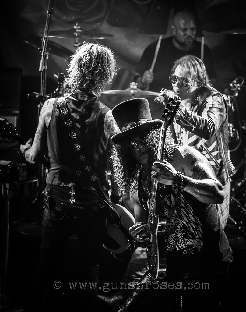 alimustaine1's tweet photo. Primero de Abril del 2016 ❤️ Nunca olvidaremos esto! Gracias @gunsnroses ! Hace un año se cumplió nuestro sueño😊 #GNRIsBack 🙌 https://t.co/HqlwHGM8TQ