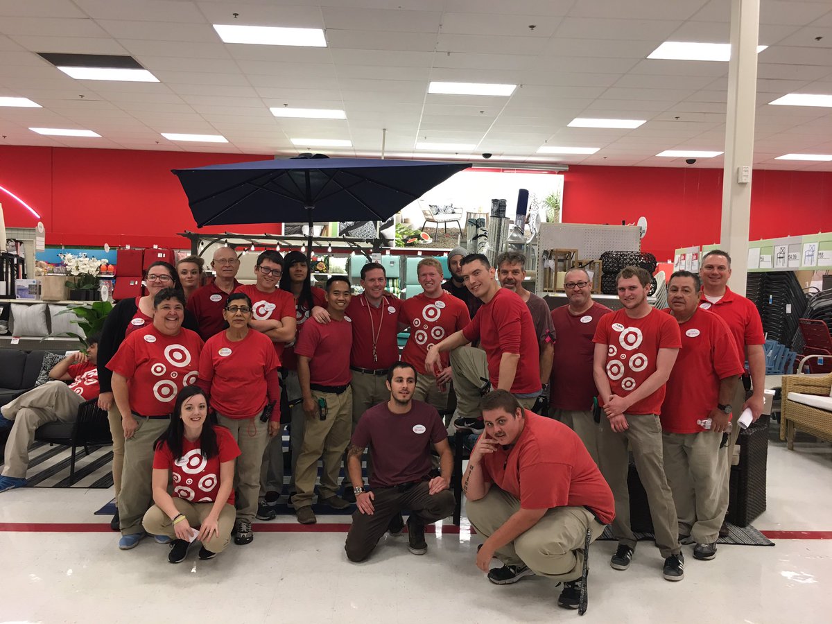 DebbieFig06's tweet photo. Eric's last day!! @AnthonyHilborn @garymccormick23 @GloV22 @Swartz9Eric #targetlog #targetap #wewillmissyou https://t.co/ctcw4hNYMX