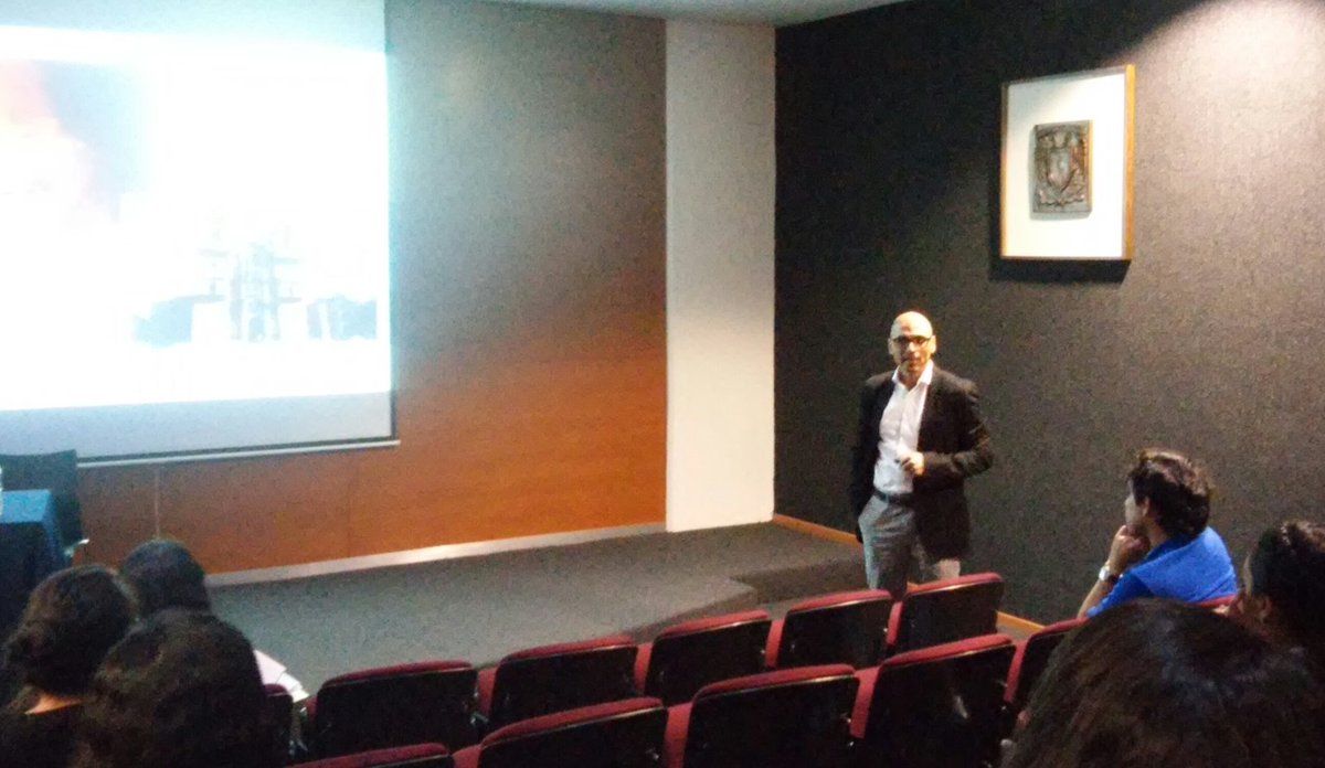 topofilia_ac's tweet photo. El Dr. Everaldo Costa (Univ. de Brasilia) ayudándonos a pensar en el #PatrimonioMundial más allá de lo monumental, desde lo humano 😊 https://t.co/zj8WElhHIa