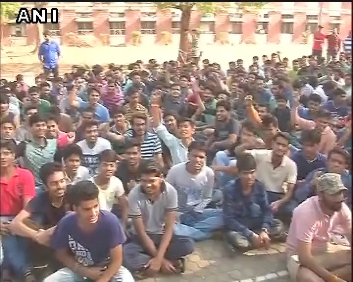 #Bhopal(MP): Students of Maulana Azad National Institute of Technology hold a sit down protest over lack of basic facilities.