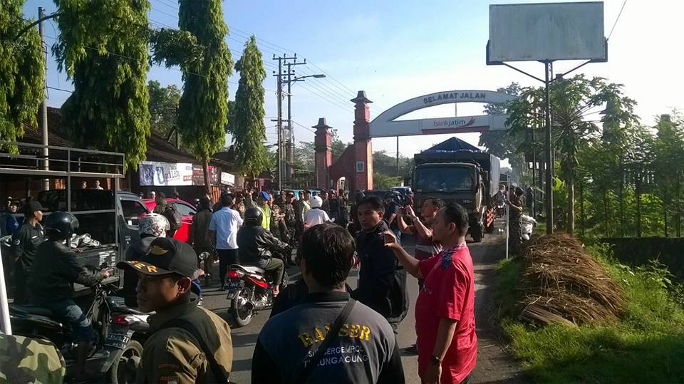 NU_bersatu's tweet photo. Banser NU #BubarkanHTI Konvoi Hizbut Tahrir Indonesia https://t.co/7PNCTflxrJ via @tempodotco https://t.co/Y7tsNMN7V1