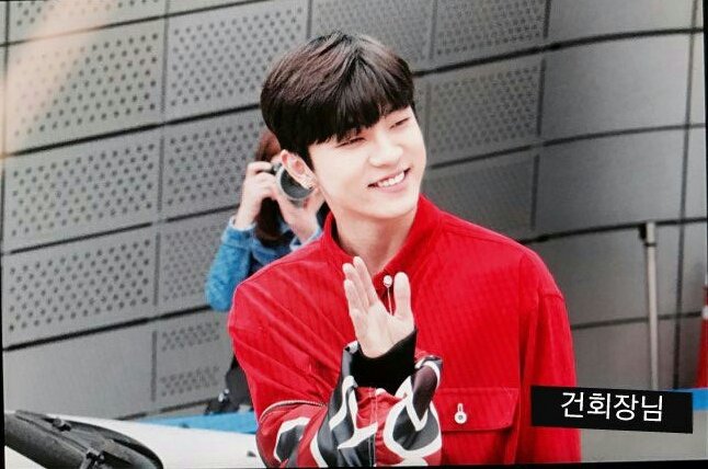 Primavera_92's tweet photo. 170401 패션위크
만우절이라 장난칠려다가 참아따..😂 수고해써 빠빠❤
#매드타운 #이건 #이경탁 #MADTOWN #LEEGEON https://t.co/SmBZnJC2Sa