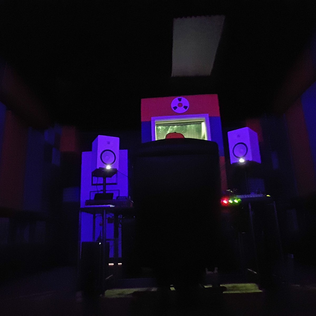 ThomasSnyderPro's tweet photo. Studio life! 3hrs for $50 recording time! Whaaaat!!!! Mixing mastering, production,  custom studio design and baffels, pro tools tutoring! https://t.co/q6x9Qlso6h