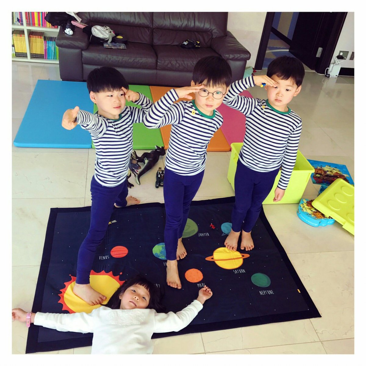 20120316_TH's tweet photo. ซารังงี่นูน่าไปเยี่ยมแฝดสาม ตัวยืดขายาวกันหมดแล้ว ท่าโพสต์บ่งบอกตัวตนจริงๆนะ 😁 #songtriplets #daehanmingukmanse https://t.co/7Q0k9mPR0g