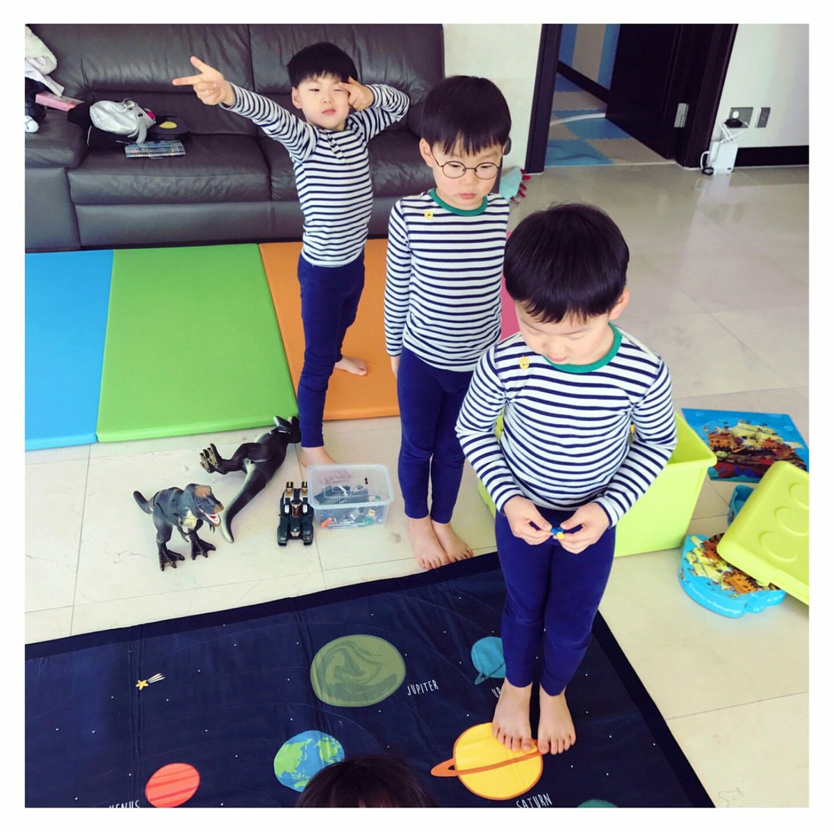 20120316_TH's tweet photo. ซารังงี่นูน่าไปเยี่ยมแฝดสาม ตัวยืดขายาวกันหมดแล้ว ท่าโพสต์บ่งบอกตัวตนจริงๆนะ 😁 #songtriplets #daehanmingukmanse https://t.co/7Q0k9mPR0g