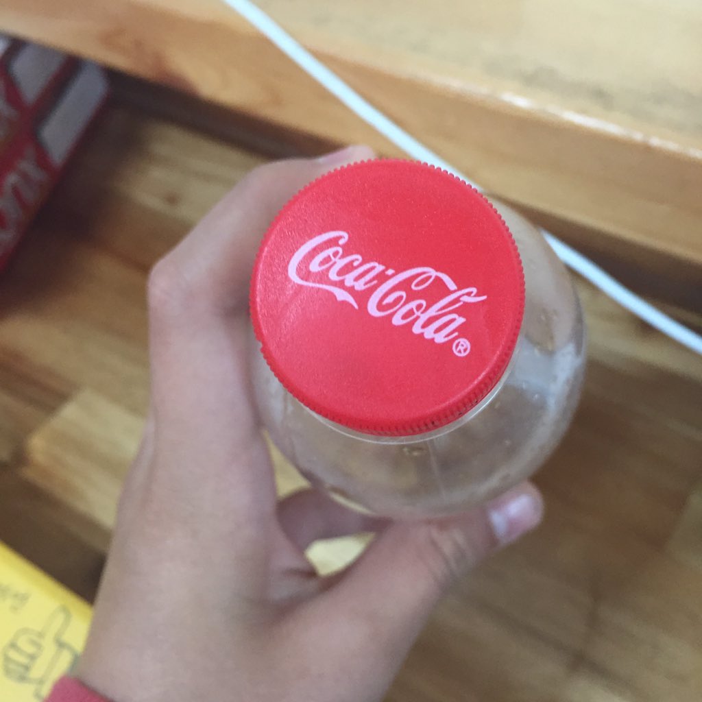 Ddmsgktn05's tweet photo. @CocaCola_Korea 오늘도 코크중 https://t.co/m6fXtKjhUA