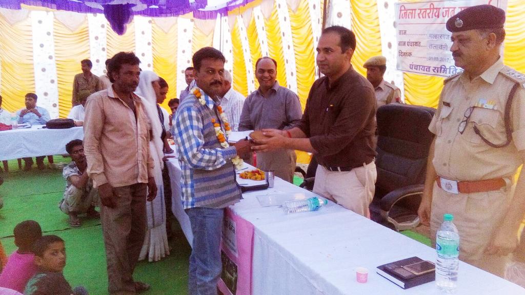 डग - झालावाड
जिला कलक्टर डॉ जितेन्द्रसोनी ने रिपोर्टर सुनीलनिगम का ओडीएफ मिशन मे बेहतर कवरेज पर माल्यार्पण कर श्रीफल भेट कर सम्मान किया