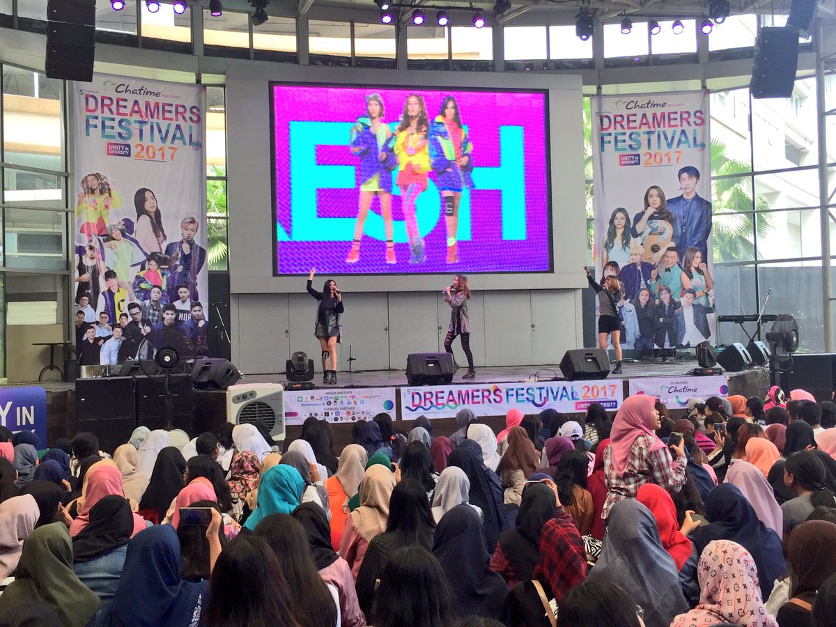 DreamersRadioID's tweet photo. NOW! @icons_idn performance at Dreamers Festival 2017 w/ @ChatimeIndo at @GandariaCity #ChatimeDf2017 https://t.co/nl9oGFL5NG