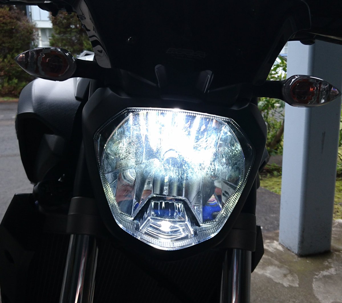 suha32562's tweet photo. #mt07 のヘッドライトをLEDリボン H4コンパクトに無事交換完了
ボジションランプもLED化
東京モーターサイクルショーで #サインハウス さんからレギュレータの取付位置を含め丁寧にお教えいただいたから
着ける気無かったんだけどなぁ
営業さんの実力に敬服 #TMCS2017 https://t.co/f6gP5jTQAl