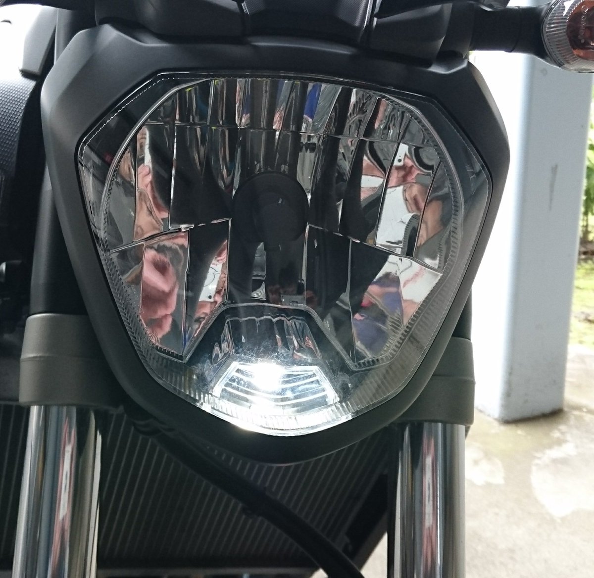 suha32562's tweet photo. #mt07 のヘッドライトをLEDリボン H4コンパクトに無事交換完了
ボジションランプもLED化
東京モーターサイクルショーで #サインハウス さんからレギュレータの取付位置を含め丁寧にお教えいただいたから
着ける気無かったんだけどなぁ
営業さんの実力に敬服 #TMCS2017 https://t.co/f6gP5jTQAl