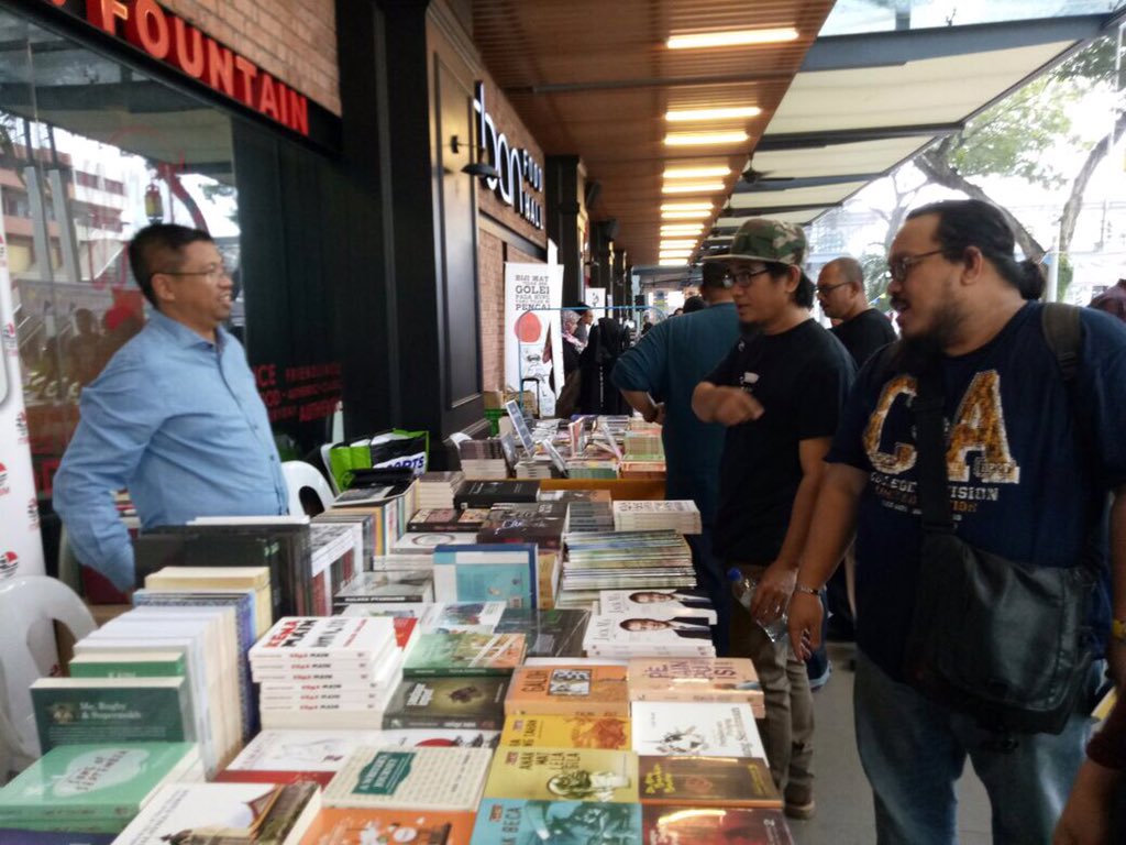 rakanITBM's tweet photo. Ayuh datang ke #KotaKata di Maju Junction KL &amp; dapatkan buku-buku ITBM dgn harga yg istimewa. Kami tunggu anda hingga 11 malam ini. Dtg ya✌️ https://t.co/rr3fwKtAup