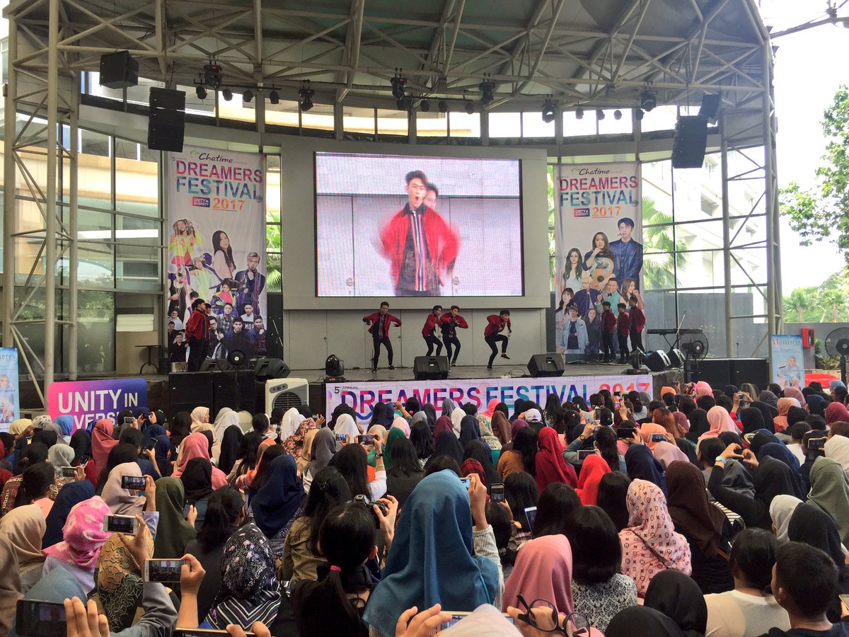 DreamersRadioID's tweet photo. NOW! 10 cowok tampan, SEVENTEAM tampil di DREAMERS FESTIVAL 1 April di Gancit! FREE ENTRY: https://t.co/FpC68hupeB #ChatimeDf2017 https://t.co/jLuez0EY2D