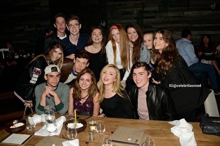 S_ReynoldsJP's tweet photo. PeytonとSpencerの誕生日パーティーでのsophieです！！
みんなでワイワイとっても楽しそうですね❤️ https://t.co/swmfqHCaDA