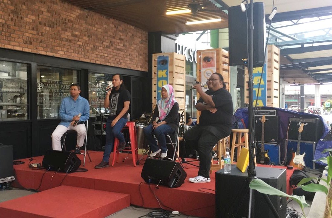 KotaBukuKL's tweet photo. Sedang berlangsung! Borak-Borak Dari Dalam Diri Penulis bersama Bungolale dan Mohd Khair Ngadiron di pentas #KotaKata @ Kota Buku. https://t.co/EV9mtqoc4t