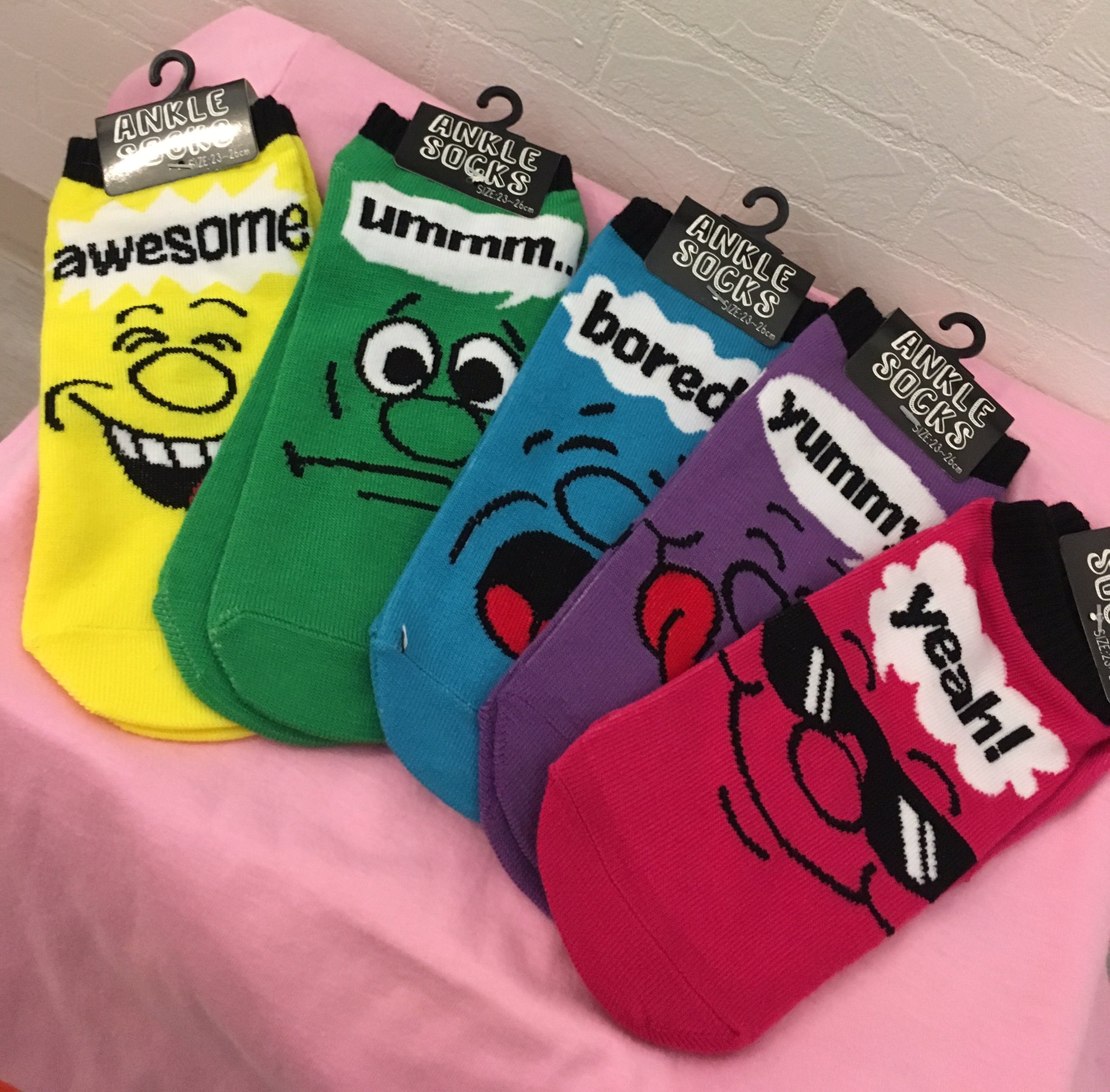 サンキューマート京都新京極詩の小路店 商品紹介 可愛い靴下の紹介です 色々な表情の靴下達 友達と色違いとか お揃いなどで 使って頂けますね 靴下はよりどり 二足で390 税 毎日がバーゲン価格 拡散希望 T Co Ucasgrrbor Twitter