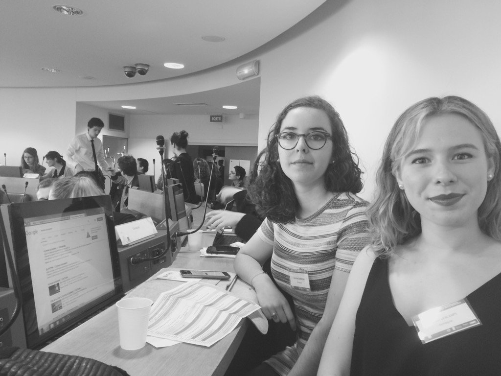 CyberSimuPESK's tweet photo. Nous sommes dans l'hémicycle, l'hymne européen retentit : la journée commence ! #CyberSimuPe #EUlovers https://t.co/SNQpKkccdD