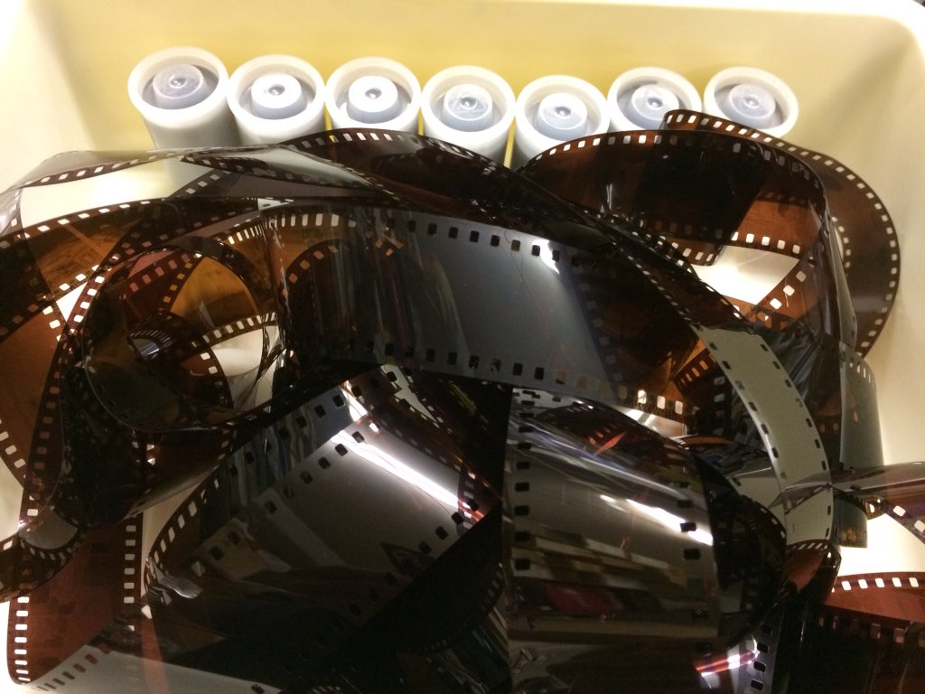 アクティブスタジオ On Twitter 古いフィルムはカーリングがキツイのでフィルムケースに入れてカーリングを戻す作業からです経年被りで抜けが極端に悪い銀塩体験するwebサイト Https T Co Uulovfldtd 拡散希望 銀塩写真 ハーフサイズカメラ フィルムカメラ