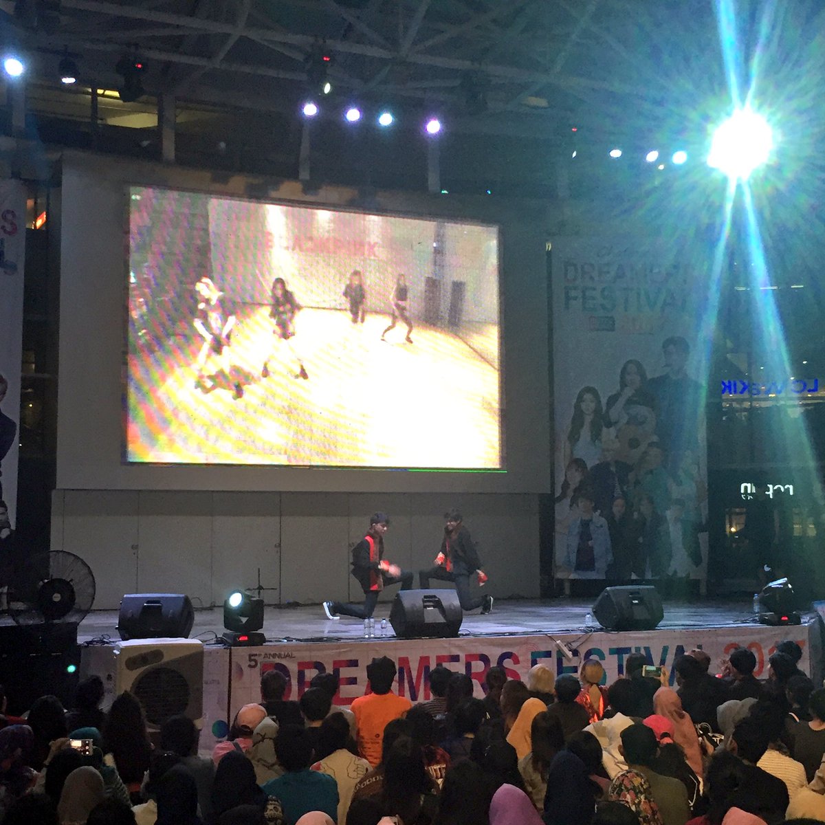 DreamersRadioID's tweet photo. Dance battle #2 bareng perwakilan Dance Cover di Dreamers Festival w/ @ChatimeIndo di @GandariaCity #ChatimeDf2017 https://t.co/ytLEt18vVe