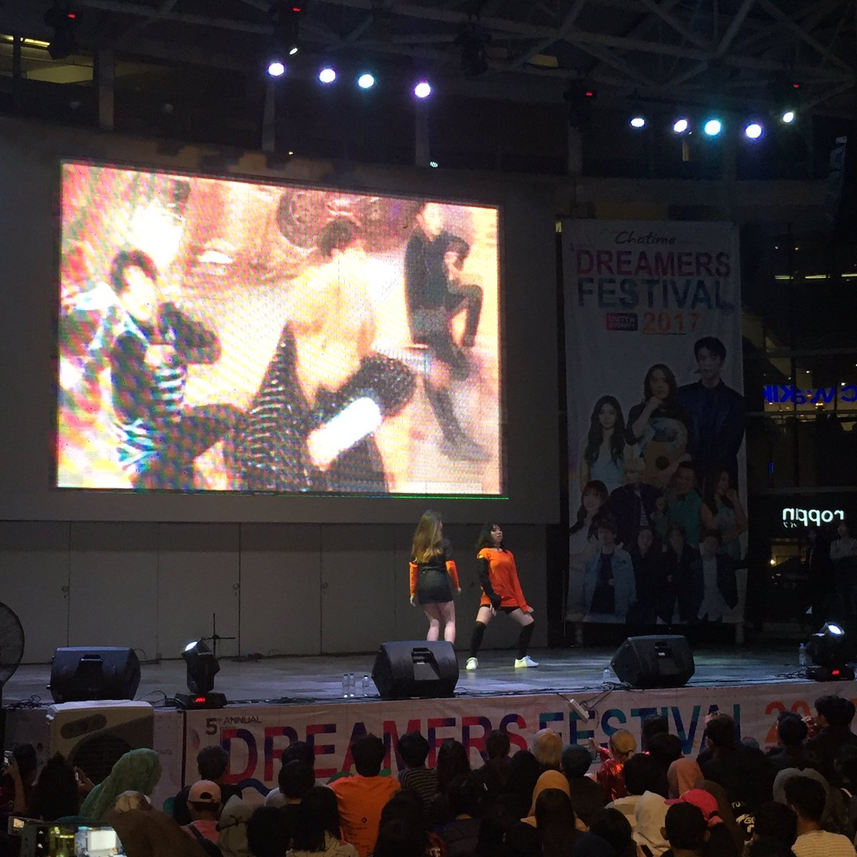 DreamersRadioID's tweet photo. Dance battle perwakilan Dance Cover di Dreamers Festival w/ @ChatimeIndo di @GandariaCity #ChatimeDf2017 https://t.co/Ismo6o5cmt