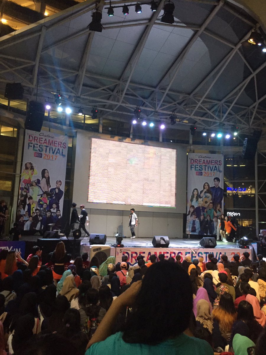 DreamersRadioID's tweet photo. Dance battle perwakilan Dance Cover di Dreamers Festival w/ @ChatimeIndo di @GandariaCity #ChatimeDf2017 https://t.co/Ismo6o5cmt