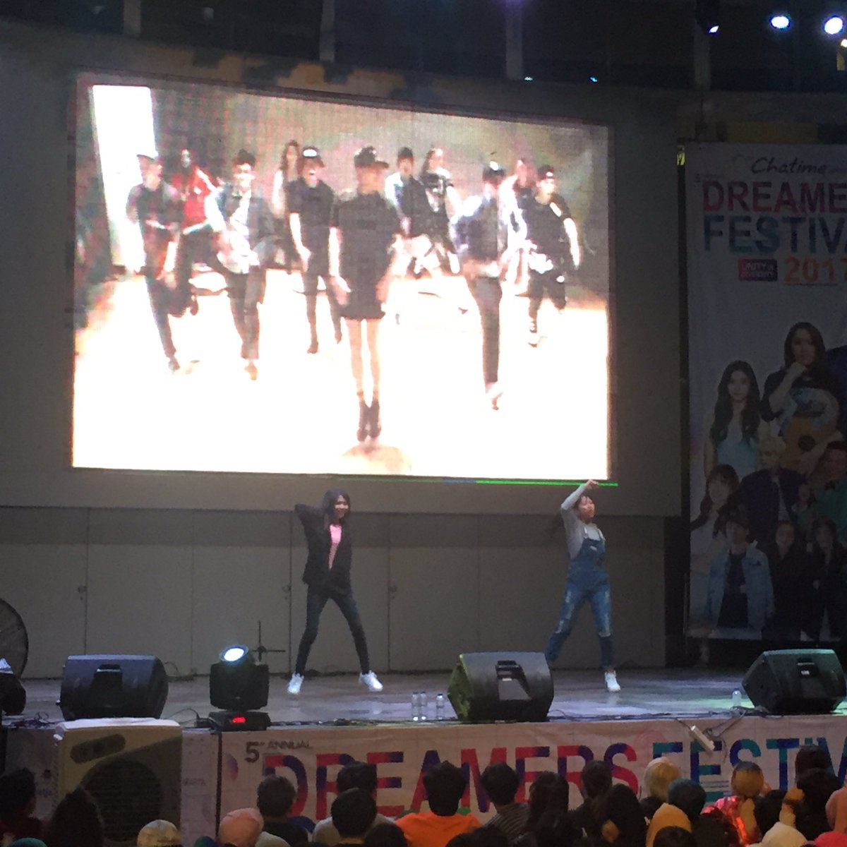 DreamersRadioID's tweet photo. Dance battle perwakilan Dance Cover di Dreamers Festival w/ @ChatimeIndo di @GandariaCity #ChatimeDf2017 https://t.co/Ismo6o5cmt