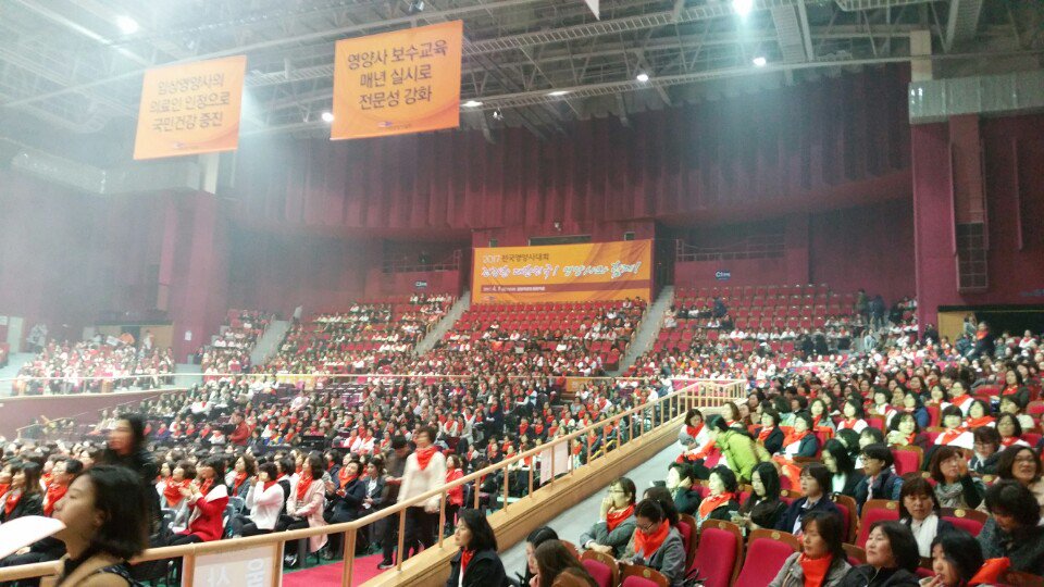 bestwest1967's tweet image. '2017전국영양사대회'에 다녀왔습니다. 국민건강을 책임져 주심에 무한 존경! 기업에서 VP가 되어 차를 가지고 회사 정문을 처음 통과하던 날 경비분께 "양향자입니다" 하니 "예~영양사라구요" 하며 통과시켜주었던 에피소드에 영양사선생님들 빵터지심^^