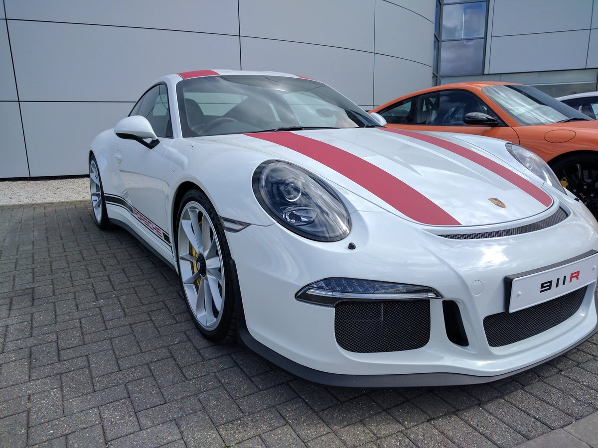 Having a wonder around Silverstone looking for decent shooting location and we came across this loverly #porsche #911R
