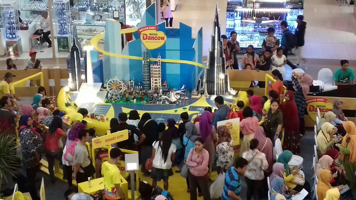 Suasana Dancow Explore The World di zona Smart Center Royal Plaza. Ayo Bunda ajak si kecil kesini. 1-2 April 2017. Seru lho #DANCOWLindungi