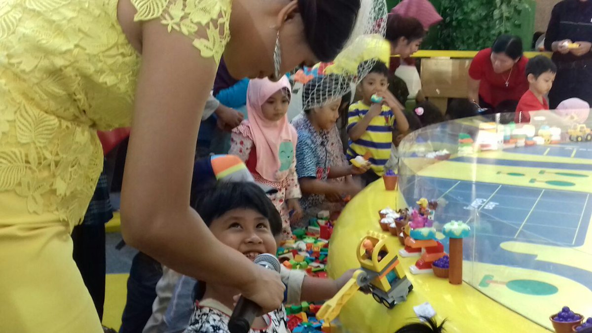 Suasana Dancow Explore The World di zona Smart Center Royal Plaza. Ayo Bunda ajak si kecil kesini. 1-2 April 2017. Seru lho #DANCOWLindungi
