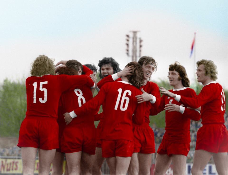 OldFootball11's tweet photo. #Ajax: #ArieHaan (15) #SjaakSwart (8) #BarryHulshoff #JohnnyRep (16) #GerrieKleton #ArnoldMühren #PietKeizer (11)
MT @ruuddoevendans https://t.co/veQalepxAC