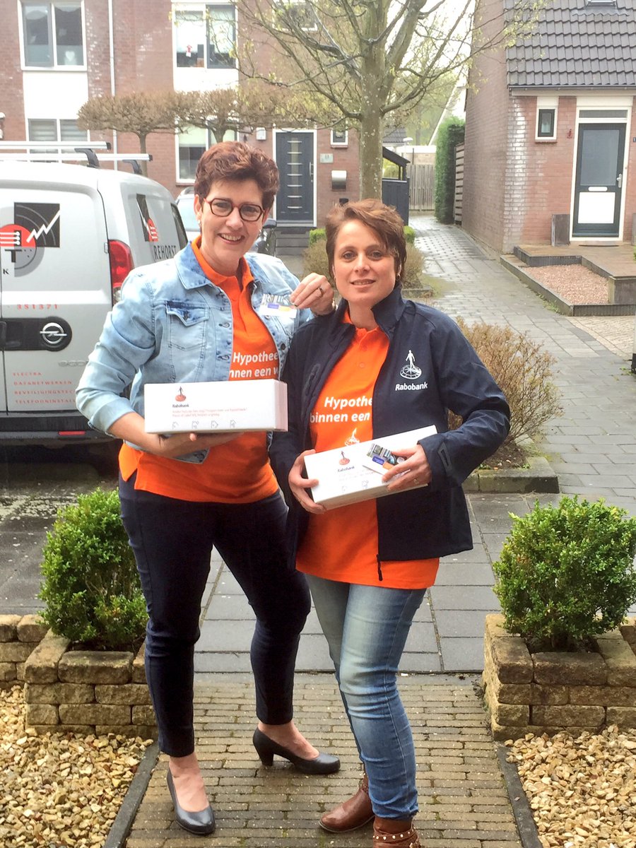 corriedkluijver's tweet photo. Vandaag samen met #corinazondertwitter cakes rondbrengen #openhuizendag @RabobankAV super leuke reacties! https://t.co/IDWWuMMMxf