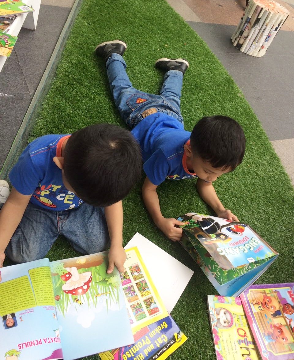 KotaBukuKL's tweet photo. Seronoknya adik-adik cilik ini membaca di ruang Rehat &amp; Baca Kota Kata @ Kota Buku. Jom luangkan masa disini!

#kotakata 
#kotabuku https://t.co/2PUnfxglbX