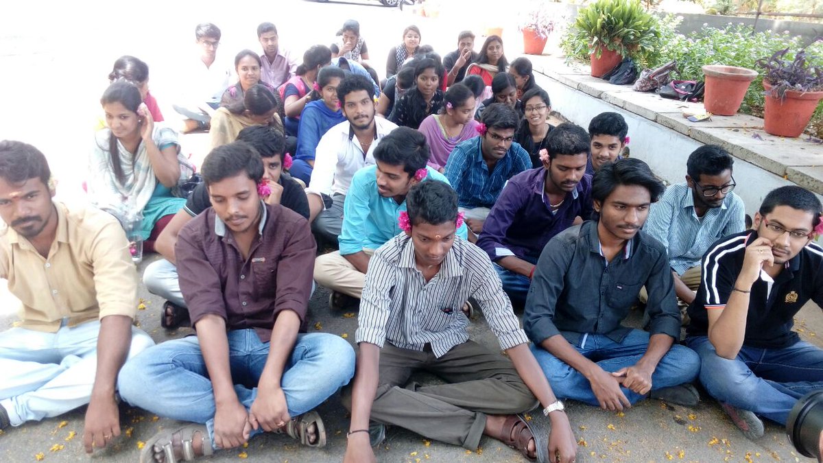 SvpistmStudents's tweet photo. #Day 6 #Managment fooling students instead of fullfilling their demands #Students are in protest by keeping flower in ears @priyankathiru https://t.co/eKtSCtrBKV