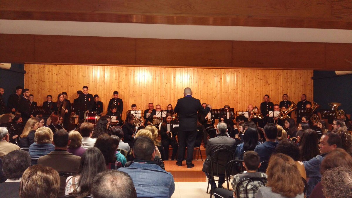 AytoEscanuela's tweet photo. Anoche la @BandadeSka celebró su CONCIERTO DE PASIÓN en el Centro Social. Nuestro vecinos disfrutaron d un espectacular concierto #Escañuela https://t.co/a5jxMmaXAv