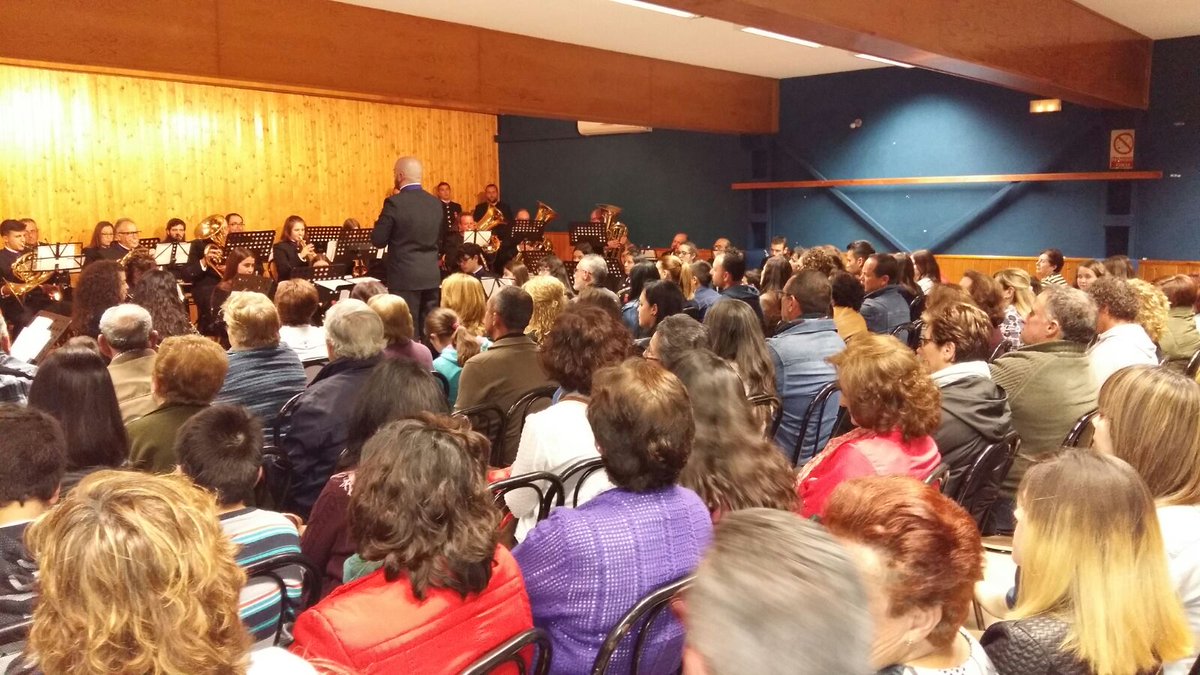 AytoEscanuela's tweet photo. Anoche la @BandadeSka celebró su CONCIERTO DE PASIÓN en el Centro Social. Nuestro vecinos disfrutaron d un espectacular concierto #Escañuela https://t.co/a5jxMmaXAv