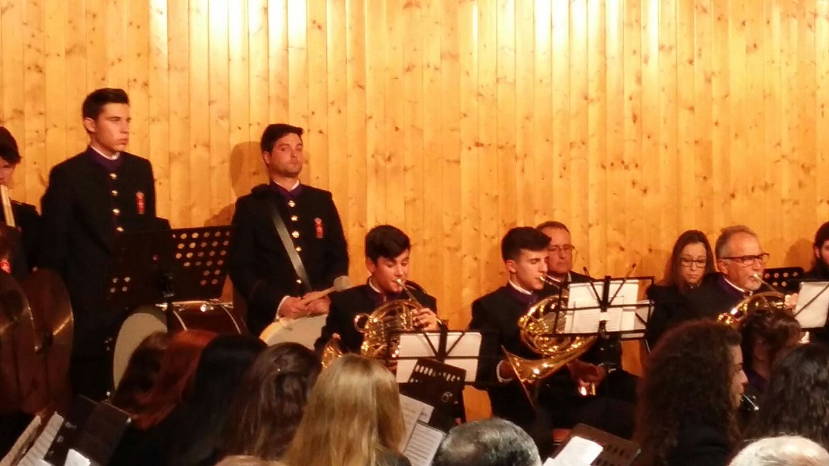 AytoEscanuela's tweet photo. Anoche la @BandadeSka celebró su CONCIERTO DE PASIÓN en el Centro Social. Nuestro vecinos disfrutaron d un espectacular concierto #Escañuela https://t.co/a5jxMmaXAv