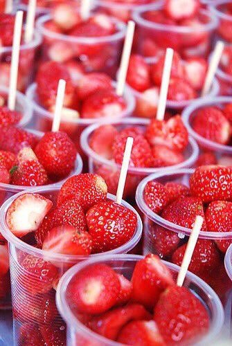 BestMotivation_'s tweet photo. Les fraises c'est tellement la base 😍🍓 https://t.co/HZA740exu4