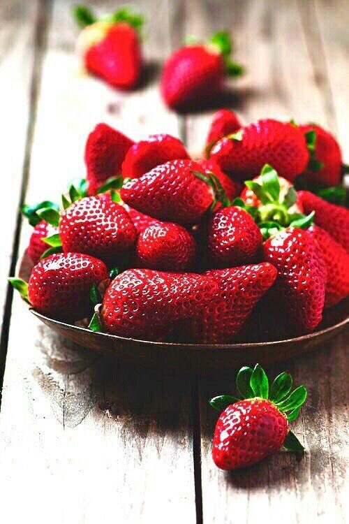 BestMotivation_'s tweet photo. Les fraises c'est tellement la base 😍🍓 https://t.co/HZA740exu4