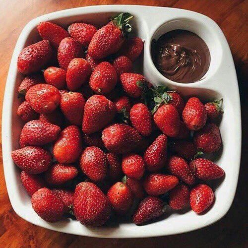 BestMotivation_'s tweet photo. Les fraises c'est tellement la base 😍🍓 https://t.co/HZA740exu4